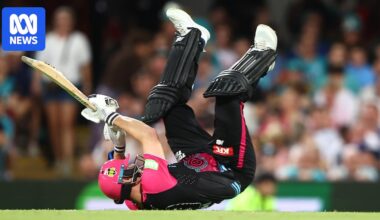 Steve Smith amuses and delights, Sam Curran fires as the Sydney Sixers lock in BBL finals berth