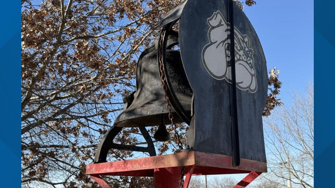 Reason to Smile: Hamilton ISD rings victory bell to celebrate 2A Division I football title