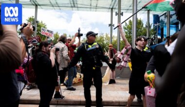 Security threat interrupts Perth's Invasion Day rally as thousand gather across Australia