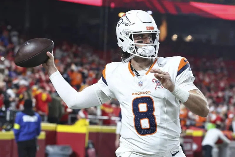 KANSAS CITY, MO – DECEMBER 25: Denver Broncos quarterback Jarrett Stidham 8 throws a pass before a Christmas Day NFL, American Football Herren, USA game between the Denver Broncos and Kansas City Chiefs on December 25, 2025 at GEHA Field at Arrowhead Stadium in Kansas City, MO. Photo by Scott Winters/Icon Sportswire NFL: DEC 25 Broncos at Chiefs EDITORIAL USE ONLY Icon2512251637