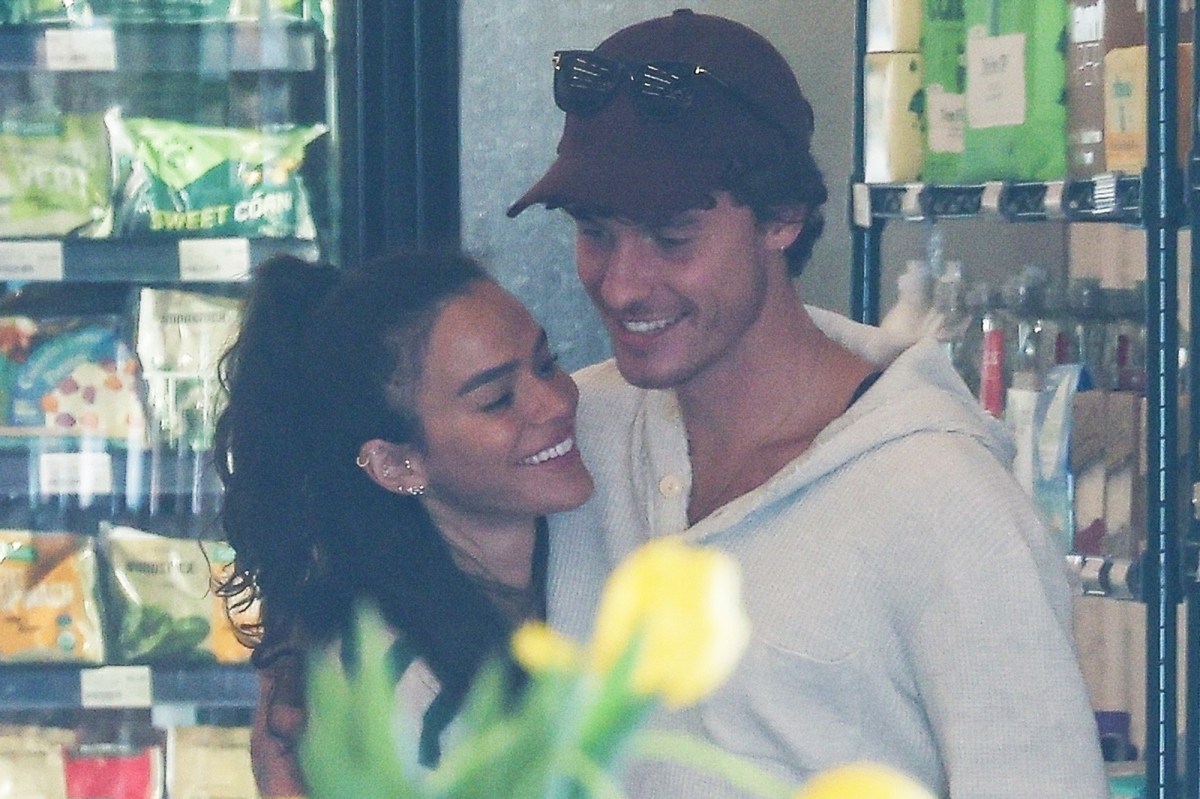 Shawn Mendes cozies up to Bruna Marquezine on shopping date and more star snaps