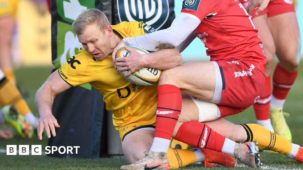 Dragons fly-half Tinus de Beer crashes over for a try against Scarlets