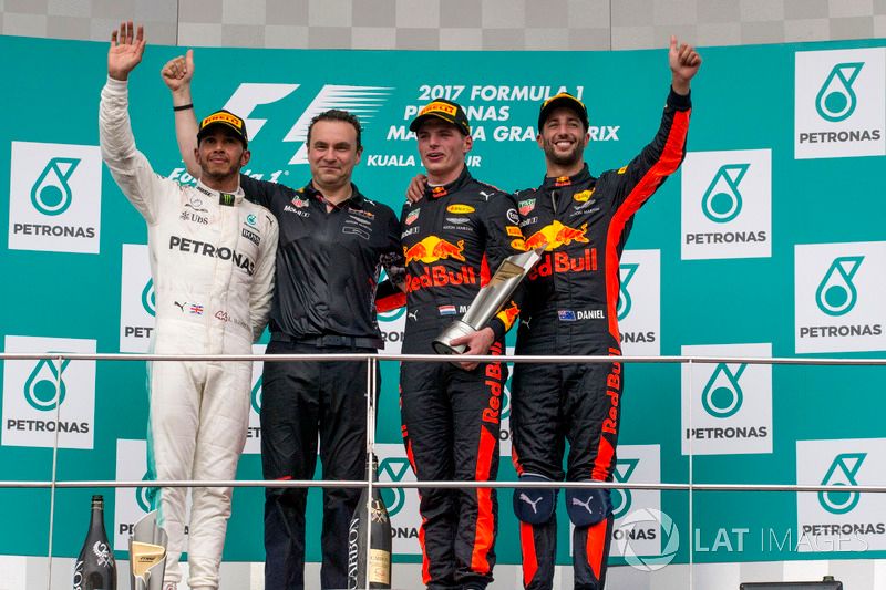 Lewis Hamilton, Mercedes AMG F1, Dan Fallows, Red Bull Racing Head of Aerodynamics, race winner Max Verstappen, Red Bull Racing and Daniel Ricciardo, Red Bull Racing celebrate on the podium