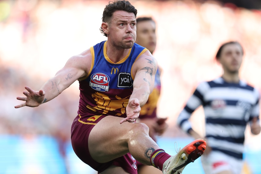 Lachie Neale kicks during AFL grand final.