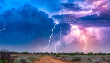 WA weather: Heavy rain to bucket down on areas in Pilbara and northern Gascoyne as thunderstorm brews