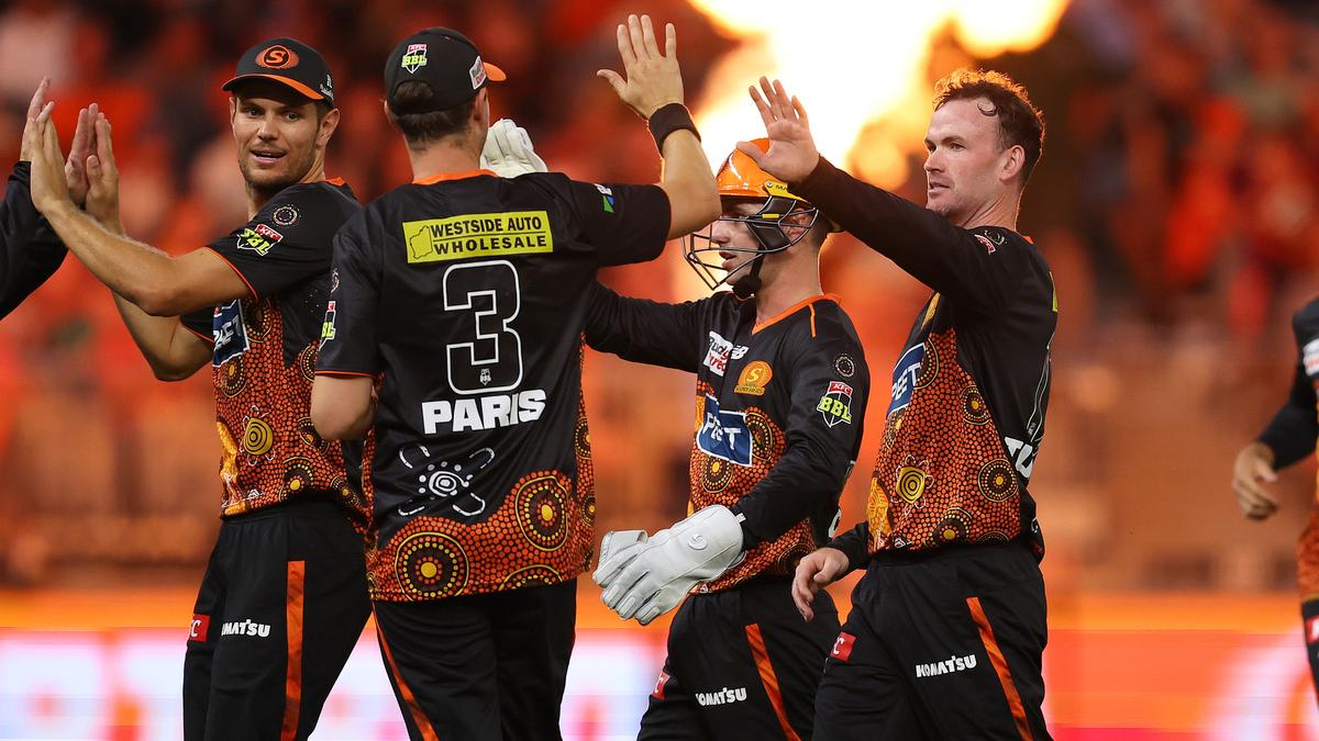Big Bash League: Perth Scorchers move into second after defeating Adelaide Strikers at Optus Stadium