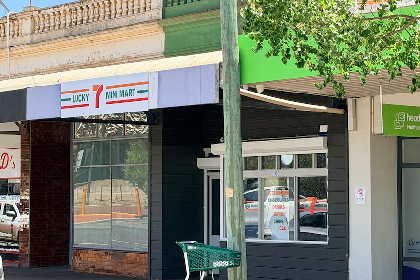 A terrace store with a sign saying "Lucky 7 Mini Mart".