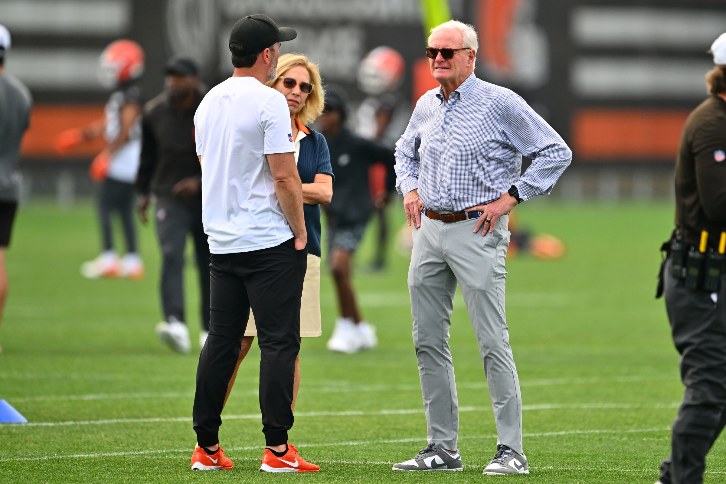 BEREA, OHIO - JUNE 12: Head coach Kevin Stefanski talks with team owners Dee and Jimmy Haslam of the Cleveland Browns at CrossCountry Mortgage Campus on June 12, 2025 in Berea, Ohio. (Photo by Jason Miller/Getty Images)
