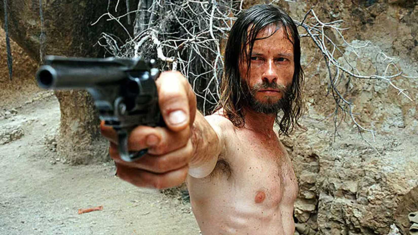 Guy Pearce as Charlie Burns, with a gun, in The Proposition