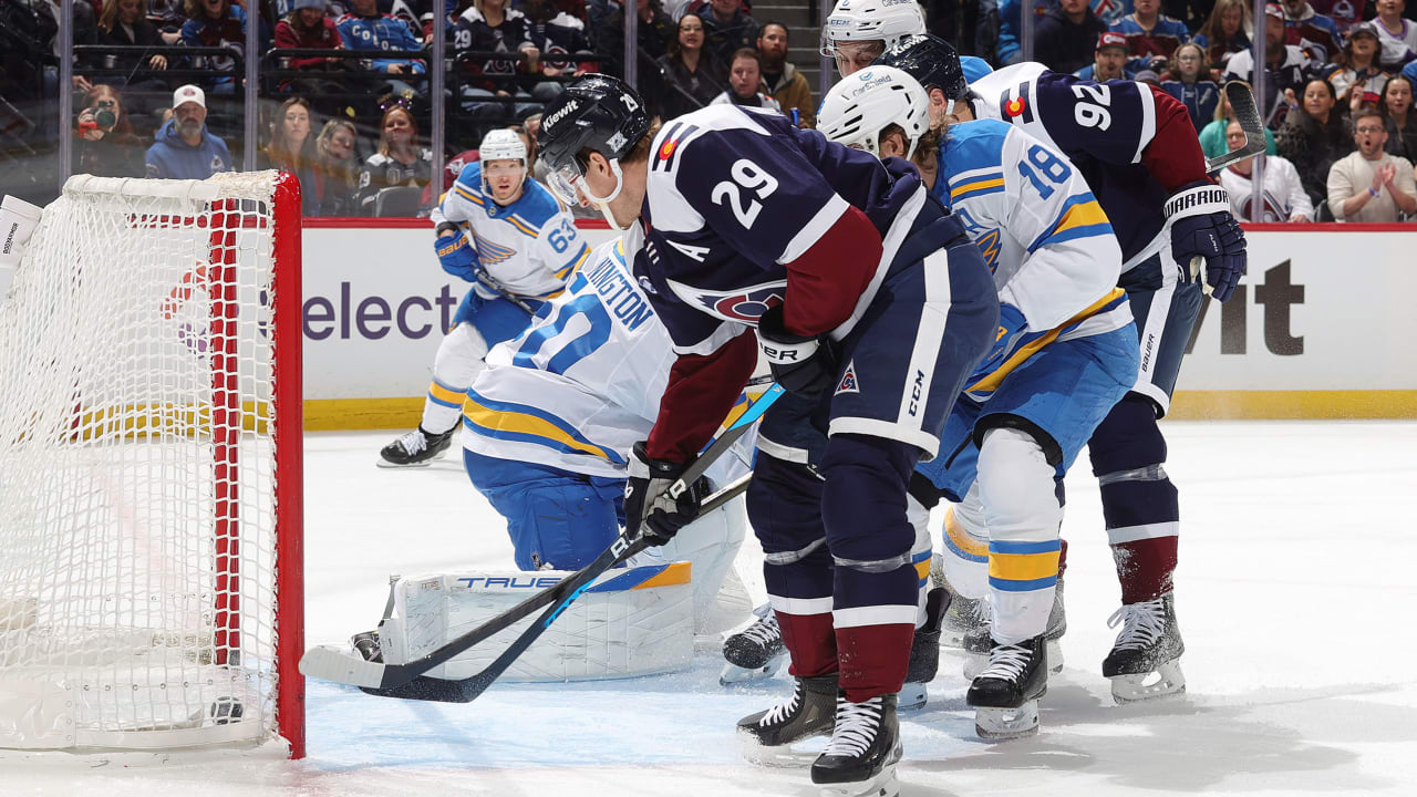 MacKinnon scores 400th NHL goal for Avalanche