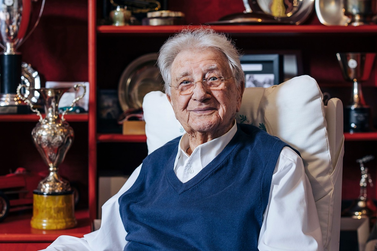 Porsche and Mercedes legend Hans Herrmann 1928-2026