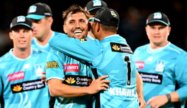 Heat steal remarkable final-over win over Hurricanes