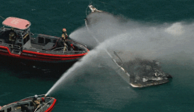 Man escapes injury after major boat fire on Victoria's Port Phillip Bay
