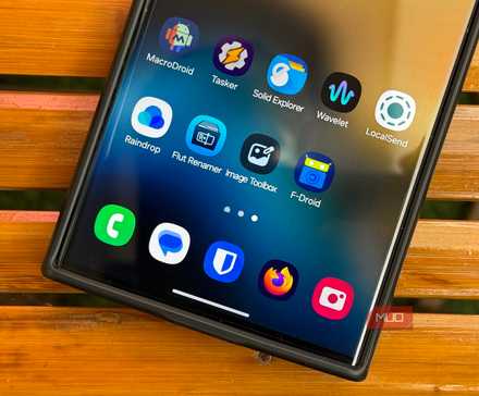 Android apps on a Galaxy phone Home screen.