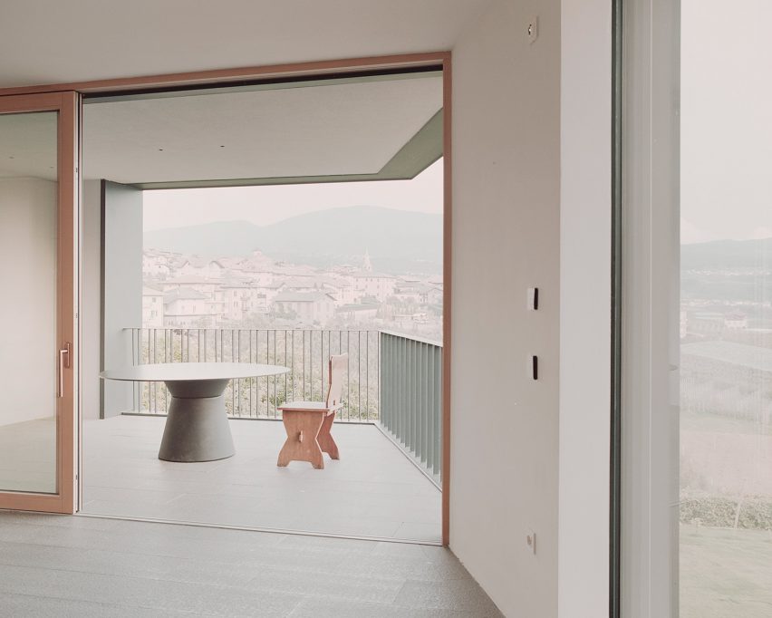 External patio at Hometown House by MoDusArchitects