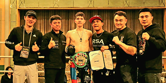U22 Asian Championship runner-up Yenghsaihan "Park Chan-dae" Oh Yuun Yerdene is taking a photo to commemorate becoming the super bantamweight silver champion of the East Pacific Boxing Federation at the Grand Hotel Seoul Convention Center in Switzerland in December 2025. From left, the Asian Championship silver medal, Mengenchoosh Nandinjerdene, director of Prime Boxing Club Park Chul. Photograph = KBM Korean Boxing Commission