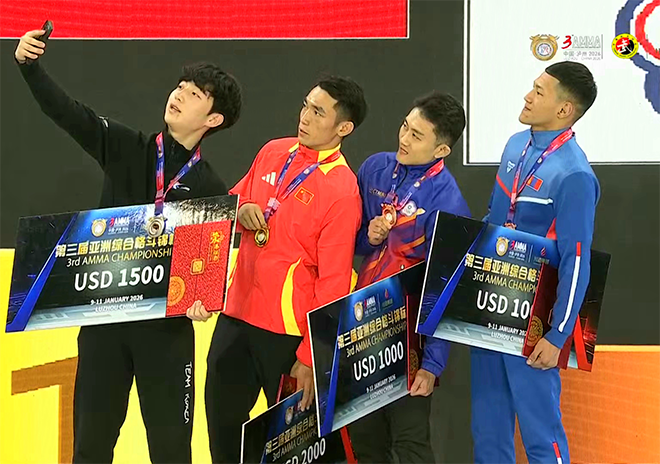 Kim Min-gun of the Korea MMA General Association is leading the selfies of the presenters as the men's Hyundai 65kg silver medalist at the 3rd Asian MMA Championship in January 2026. Mixed martial arts will be held as an official event at the 20th Aichi-Nagoya Summer Asian Games in Japan from September 20 to 22. Photo = AMMA