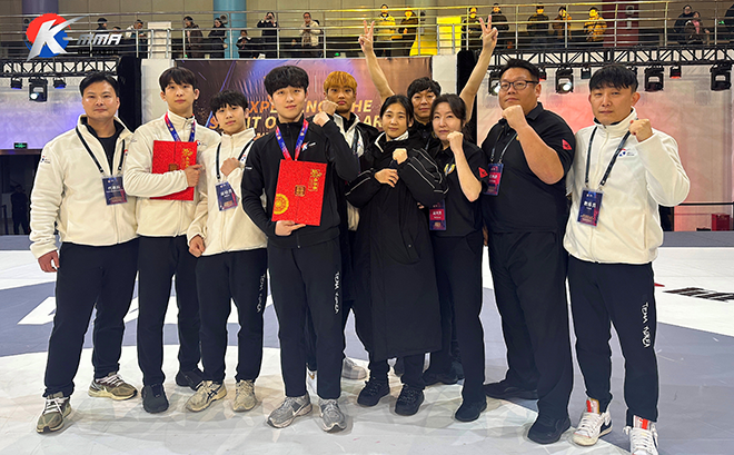 After the closing of the 3rd Asian MMA Championship in January 2026, the team including general manager and coach Kim Geum-cheon, bronze medalist Choi Eun-seok, silver medalist Kim Min-gun and referee are taking commemorative photos. Mixed martial arts is an official event at the 20th Asian Summer Games in Aichi, Japan. Photo = Korea MMA General Association