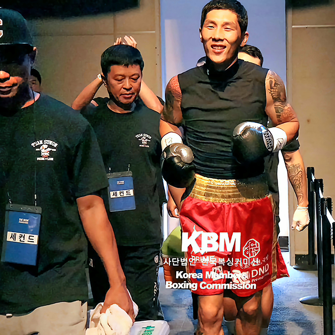 Mengen Choosi Nandinjerdene, a silver medalist at the Asian Amateur Boxing Championships, enters the Seoul Metropolitan Government's Textile Center Event Hall as a super welterweight title challenger for the Korea Boxing Commission in October 2024. On the left is Park Chul, director of Prime Boxing Club. Photo = KBM