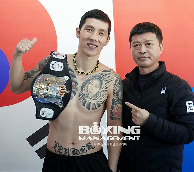 Asian Amateur Boxing Championship silver medalist Mengen Choosh Nandinjerdene is taking a photo to commemorate the passing of the Korean Boxing Commission's middleweight championship race in January 2024. On the right is Park Chul, director of Prime Boxing Club. Photo = KBM