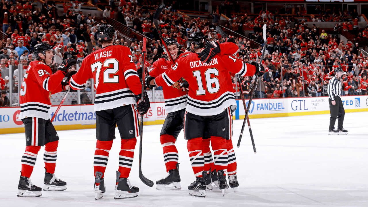 Blackhawks score 7, ease past Blues for 4th straight win