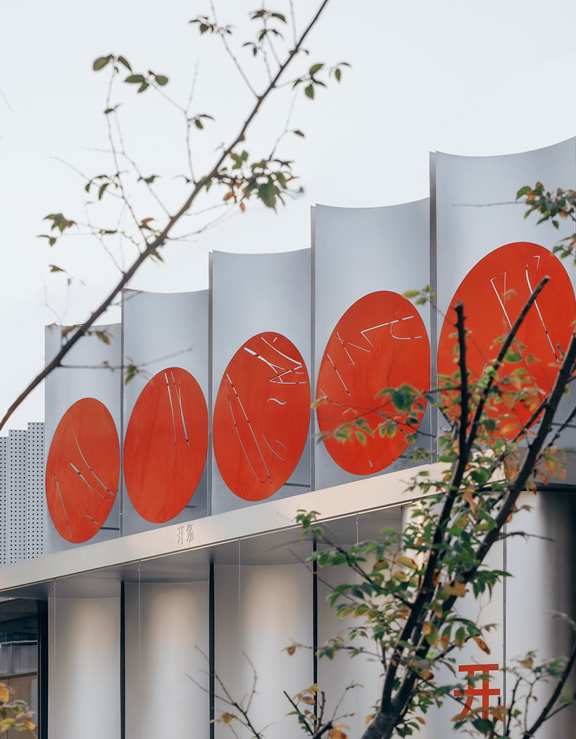 on site on track a cafe in motion 1