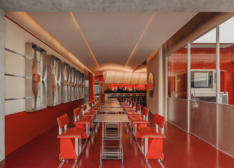 on site on track a cafe in motion 12