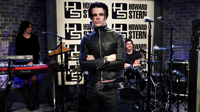 Yungblud posing for a photo on The Howard Stern Show in 2025