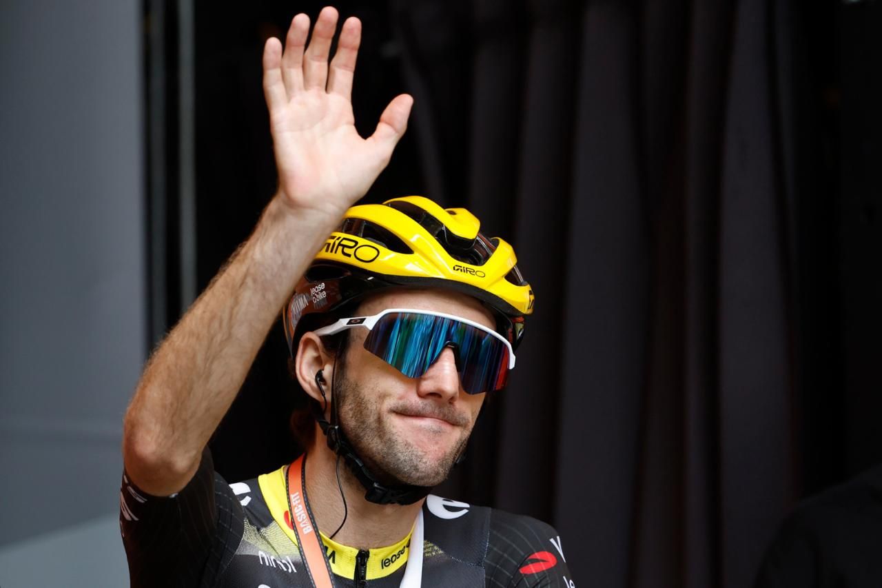 Simon Yates waves