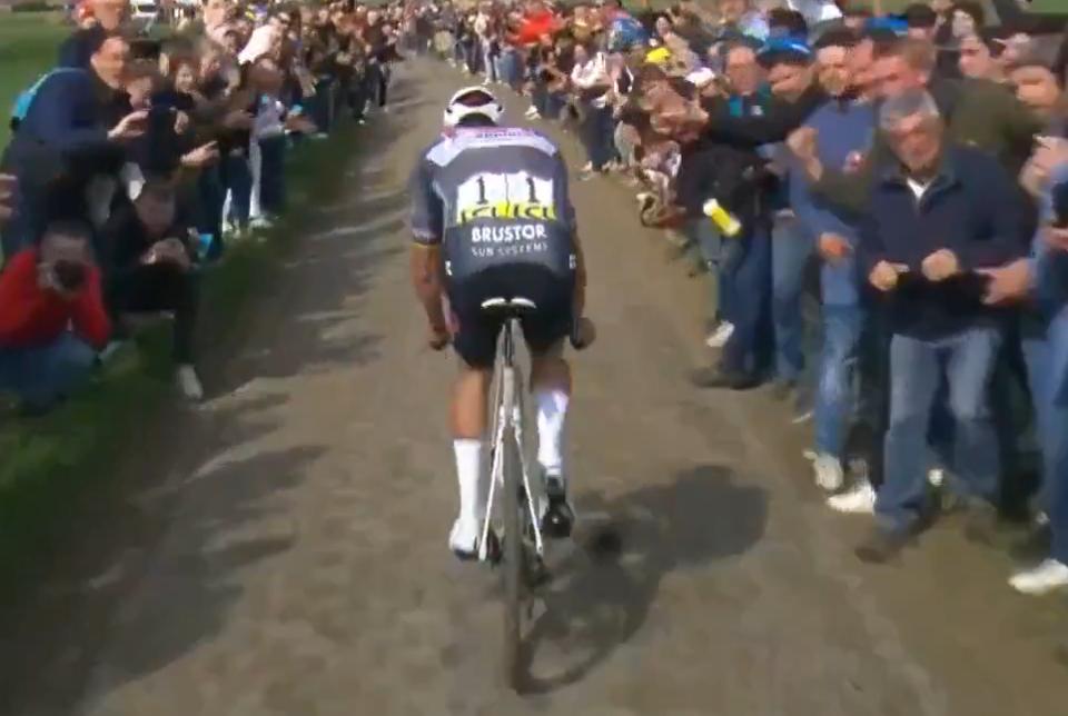 “If Mathieu had crashed and suffered serious injury, that would have been attempted manslaughter”: Riders’ union slams “unacceptable” fan behaviour at races and “light” fines; retirement of Calvin Jones + more on the live blog