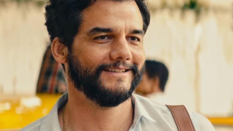 Wagner Moura as Armando smiling in The Secret Agent