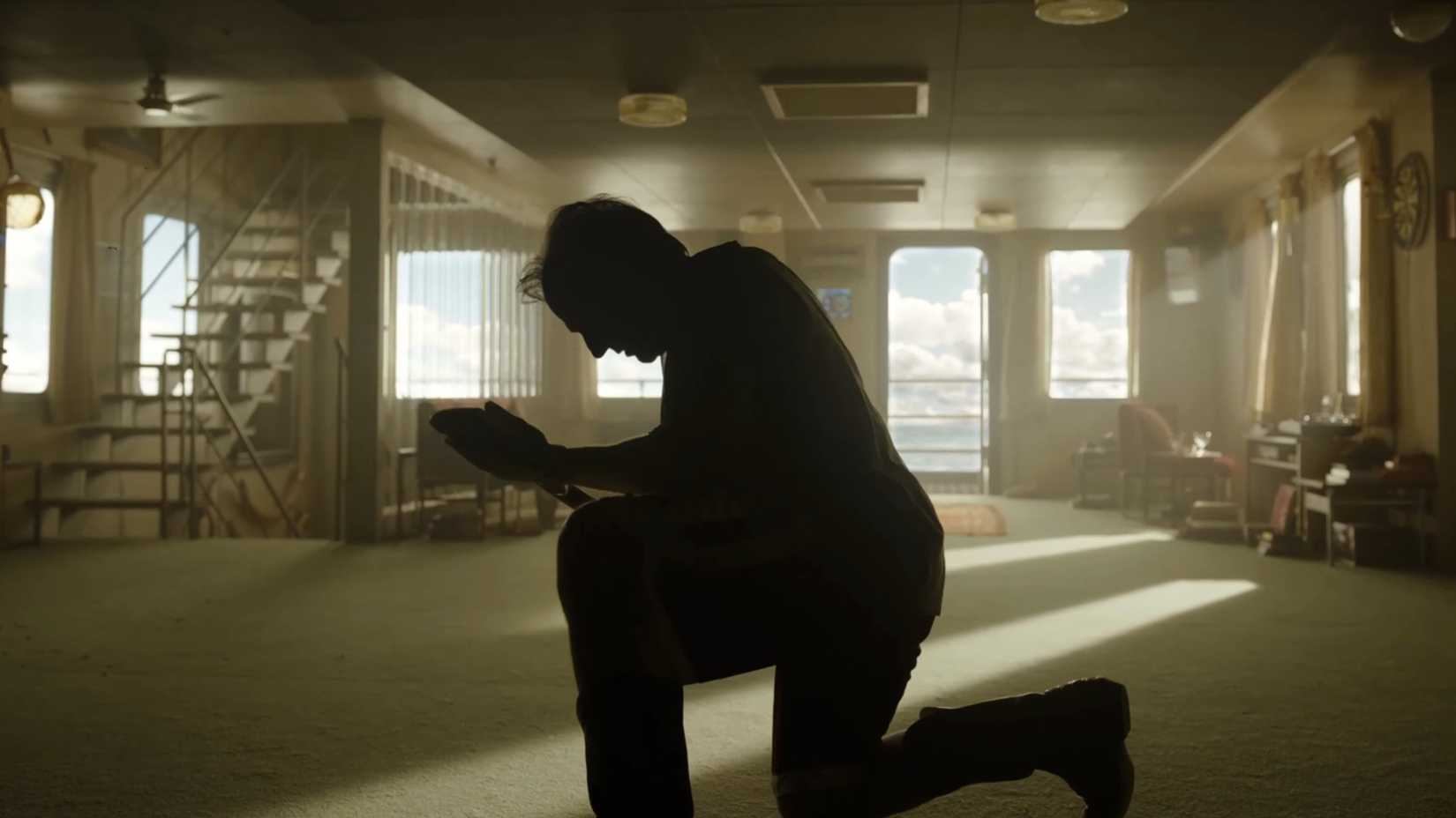 Tom Cruise holding onto his tool in Digger