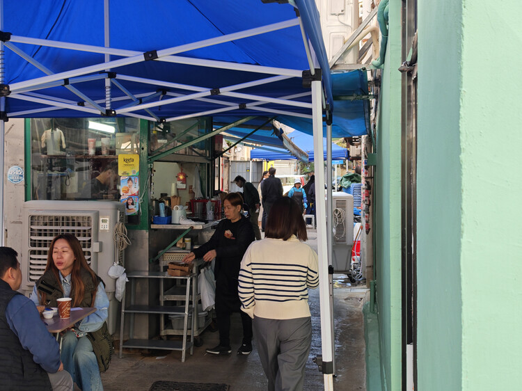 Urban Banquet at the Curb: Hong Kong’s Third-Space Dining - Image 9 of 12