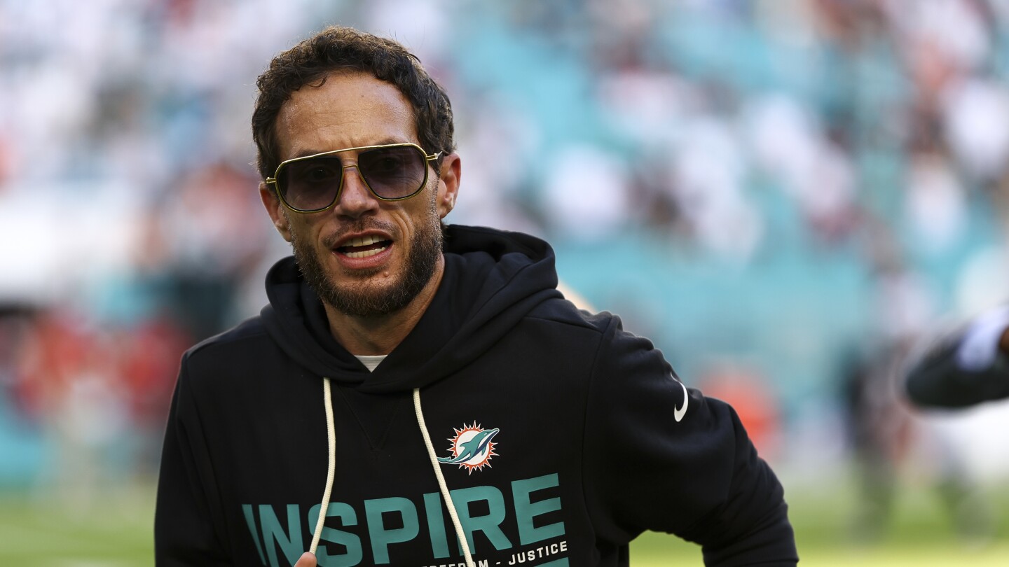 Chargers plan to hire Mike McDaniel as offensive coordinator