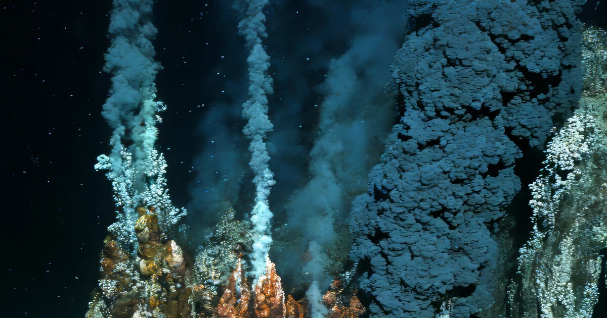 Earthquakes boost Southern Ocean phytoplankton blooms