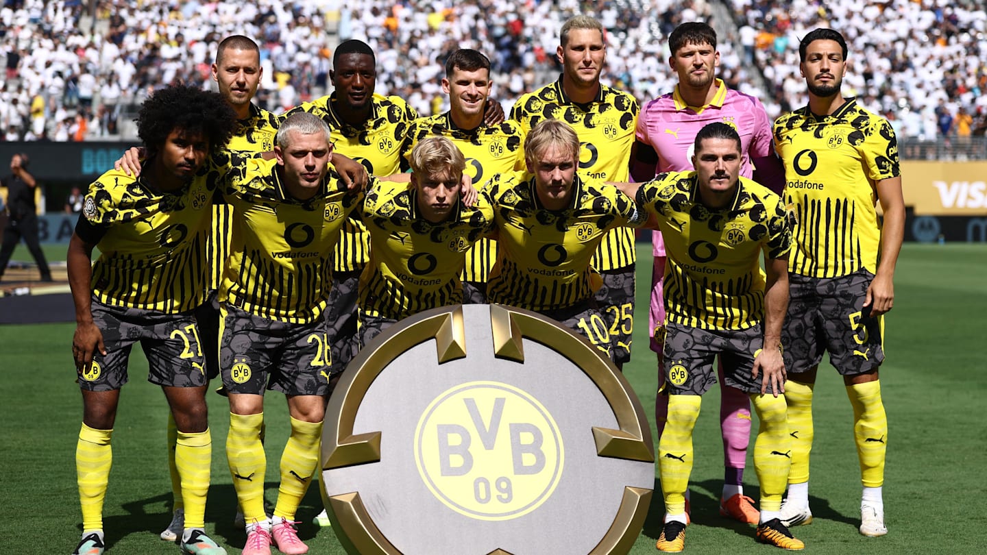 [Subscription Customers Only] Jul 5, 2025; East Rutherford, New Jersey, USA; Borussia Dortmund players pose for a team group photo before a quarterfinal match of the 2025 FIFA Club World Cup at MetLife Stadium. Mandatory Credit: Lee Smith-Reuters via Imagn Images