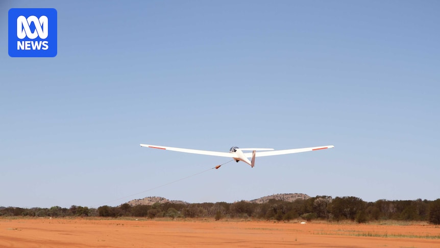 Glider pilot creates aviation history in Central Australia flying 1,266 kilometres