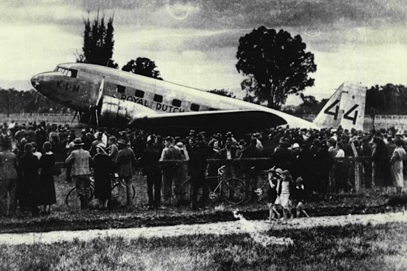 The Uiver being hauled from the mud in Albury.