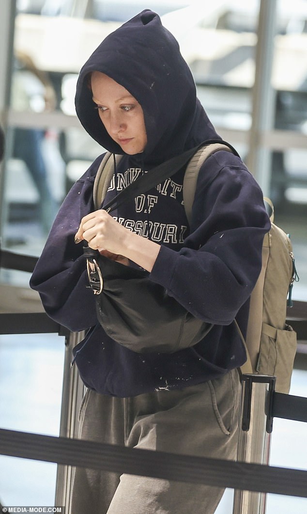 Going incognito, Chappell looked almost unrecognisable in a navy blue University of Missouri jumper with the hood pulled up over her auburn locks