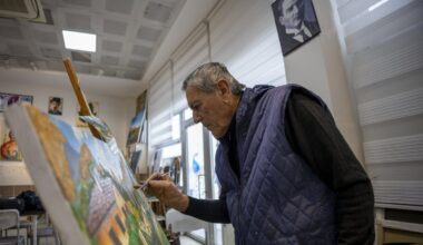 Painting becomes therapy for Turkish man after brain condition