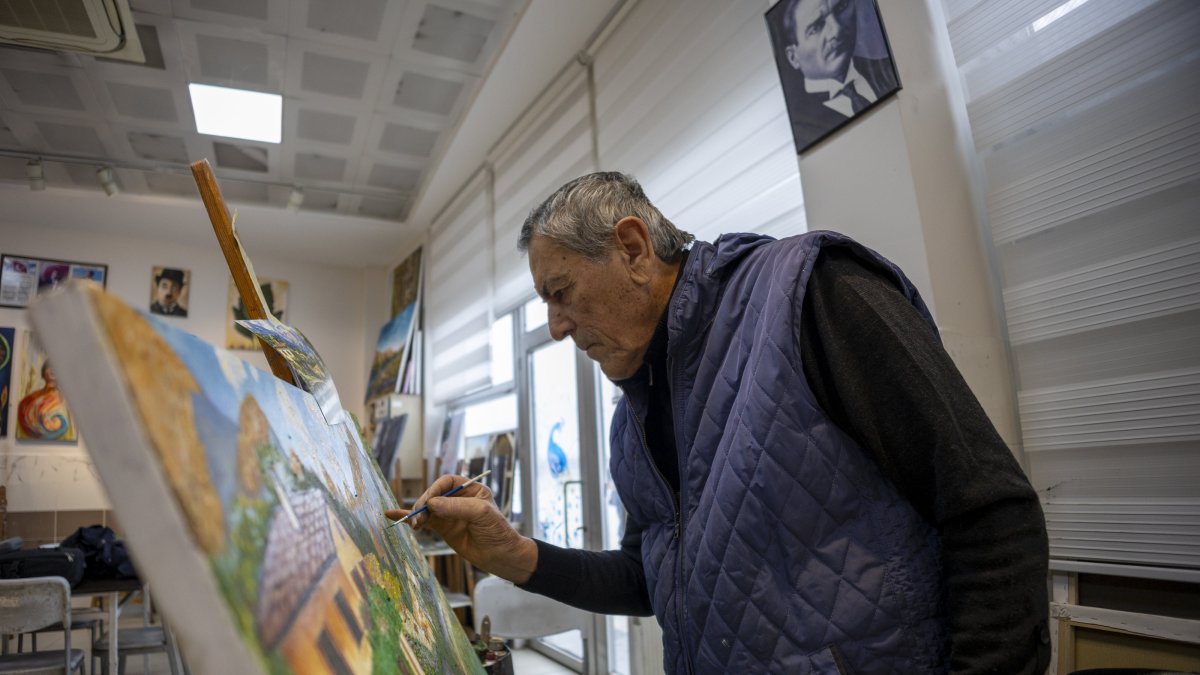 Painting becomes therapy for Turkish man after brain condition