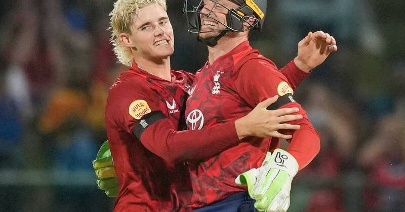 England's Jacob Bethell, left, and Jos Buttler celebrate the wicket of Dunith Wellalage. Photo: AP PHOTO