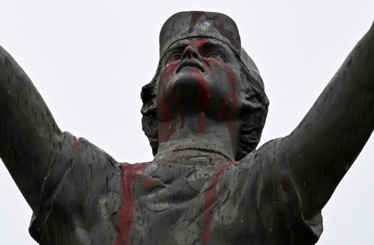 A statue depicting Colombian former cyclist Luis Herrera in his hometown of Fusagasuga was daubed with red paint following allegations he masterminded the murders of four local men