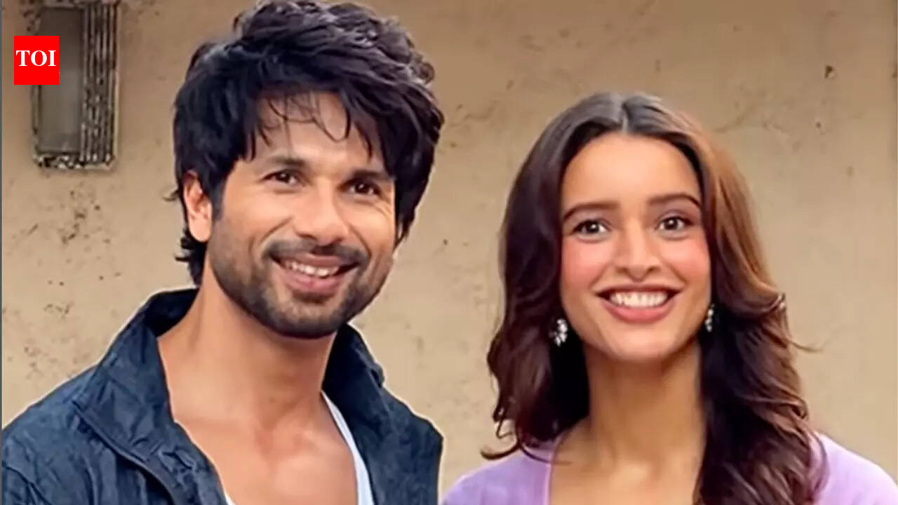 O Romeo': Shahid Kapoor swarmed on stage; gets mobbed at song launch of 'Paan Ki Dukaan' | Hindi Movie News