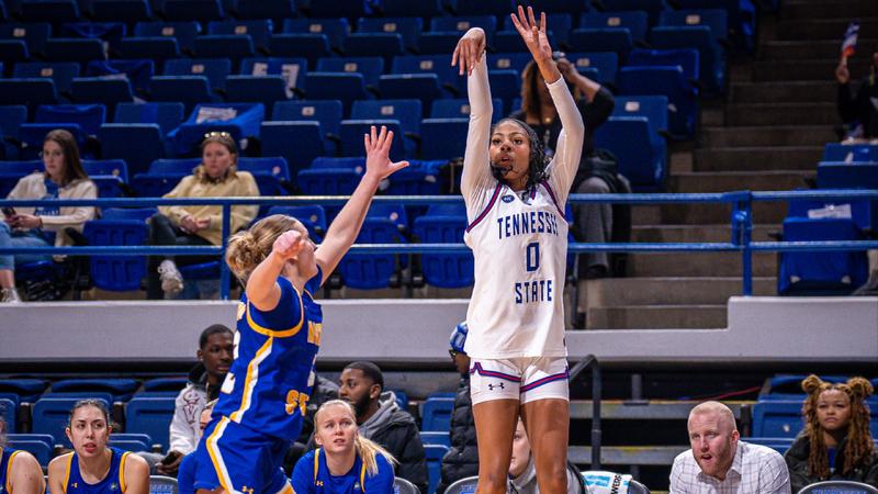 Webb Leads Women's Basketball Past Western Illinois