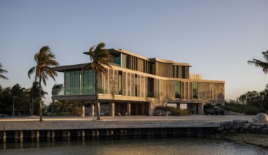 Van der Vlugt Residence / [STRANG]