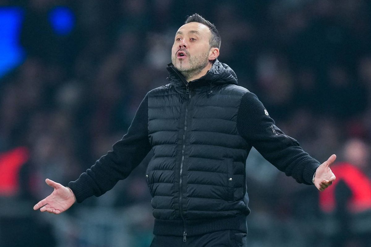 Roberto De Zerbi, Head coach of Olympique de Marseille looks dejected during the Ligue 1 McDonald's match between Paris Saint-Germain FC and Olympique de Marseille at Parc des Princes