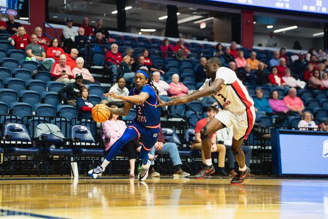 Men's Basketball Defeats Southern Indiana 73-71