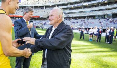WA's Bill Walker (r) has been elevated to legend status at the Australian Football Hall of Fame. Photo: Tony McDonough/AAP PHOTOS