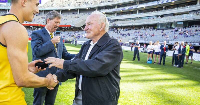 WA's Bill Walker (r) has been elevated to legend status at the Australian Football Hall of Fame. Photo: Tony McDonough/AAP PHOTOS